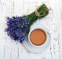 tazza di tè e fiori di lavanda foto