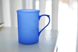 tazza di plastica blu su sfondo bianco foto