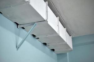 tubo di ventilazione blu ferro in ufficio foto