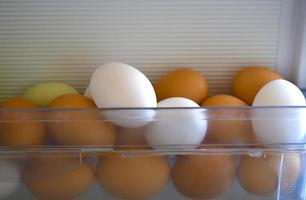 uova bianche e rosse in frigorifero foto