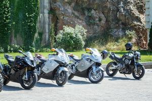 Le motociclette bmw sono sul lungomare contro la roccia, 9 luglio 2018 terrapieno a balaklava foto