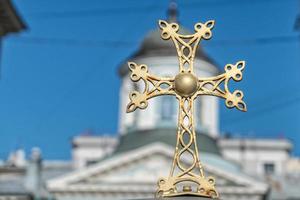 croce d'oro sullo sfondo della chiesa foto