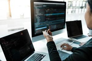 programmatore di sviluppo professionale che collabora al sito Web di programmazione di riunioni che lavora un software nella stanza dell'ufficio. foto