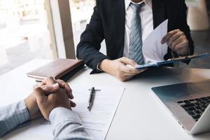 i dipendenti stanno spiegando le loro precedenti esperienze lavorative per i colloqui di lavoro. foto