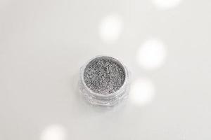 paillettes argento per unghie e corpo. i glitter possono essere usati su unghie e corpo. glitter per manicure, pedicure e corpo. foto