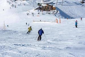 grandvalira, andorra . 2022 02 23 .giovane che scia nei pirenei nella stazione sciistica di grandvalira ad andorra ai tempi del covid19 foto