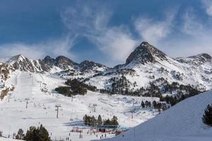 località sciistica di grandvalira in inverno nei pirenei ad andorra. foto