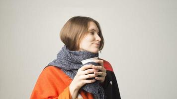 ragazza invernale che beve tè o caffè per riscaldarsi. foto
