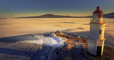 faro marino sullo sputo di roccia di tokarevskaya koshka, in inverno. foto