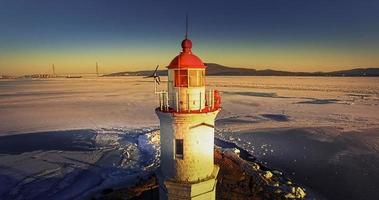 faro marino sullo sputo di roccia di tokarevskaya koshka, in inverno. foto