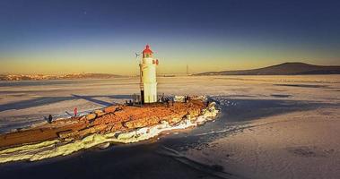 faro marino sullo sputo di roccia di tokarevskaya koshka, in inverno. foto