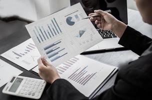 gli uomini d'affari finanziari analizzano il grafico delle prestazioni dell'azienda per creare profitti e crescita, rapporti di ricerche di mercato e statistiche sul reddito, concetto finanziario e contabile. foto