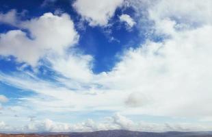 molti cumulonembi si annuvolano prima di piovere con il cielo azzurro foto