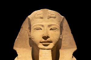 archeologia egizia. antica sfinge in arenaria rappresentante il faraone, copia spazio. foto
