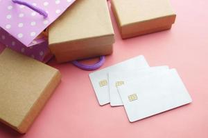 carte di credito e confezione regalo su sfondo rosa foto