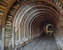 tunnel di fango invaso dal fango foto