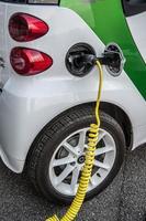 auto elettrica durante la ricarica della batteria di energia foto