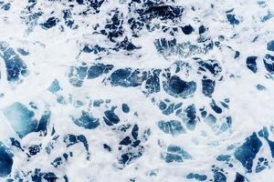 oceano atlantico con acqua blu in una giornata di sole. onde, schiuma e w
