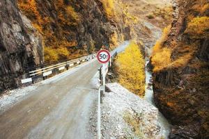 paesaggio autunnale dorato tra le montagne rocciose in georgia. strada di pietra. Europa foto