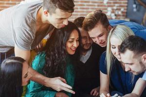 ritratto di gruppo di vecchi amici allegri che comunicano tra loro, amici in posa al bar, persone in stile urbano che si divertono, concetti sullo stile di vita della giovinezza insieme. Wi-Fi connesso foto