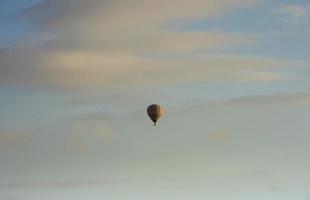 mattina nebbiosa in mongolfiera in cappadocia. immagini sfocate di tacchino foto