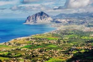 panorama di primavera della città costiera del mare trapany. sicilia, italia, europa foto