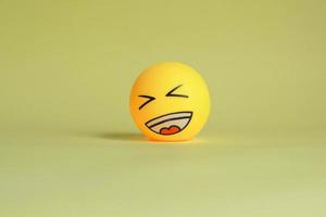 ridere emoticon isolato su sfondo giallo foto