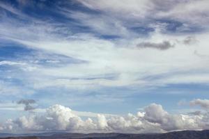 molti cumulonembi si annuvolano prima di piovere con il cielo azzurro foto