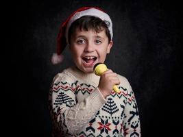 bambino che canta canti natalizi a natale foto