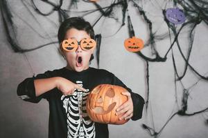 ragazzo divertente alla festa di halloween foto