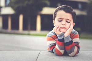 bambino arrabbiato all'aperto foto