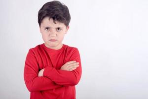 bambino arrabbiato su sfondo bianco foto