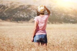 ragazza premurosa nel campo di grano foto