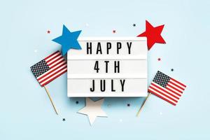 felice giorno dell'indipendenza 4 luglio. lightbox con il testo felice 4 luglio, bandiere e stelle americane foto