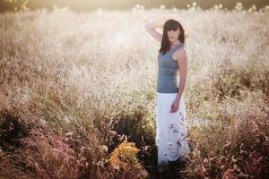 giovane donna innamorata nel campo foto