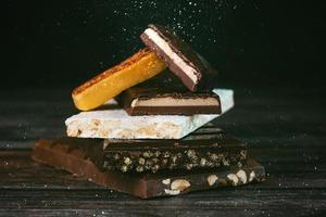 primo piano di torrone dolci natalizi, mantecados e polvorones con fiocchi di neve. assortimento di dolci natalizi tipici in spagna. messa a fuoco selettiva foto