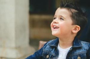 primo piano del bambino felice sorridente foto