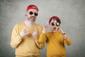 festa del papà, padre e figlio con occhiali da sole e berretto foto