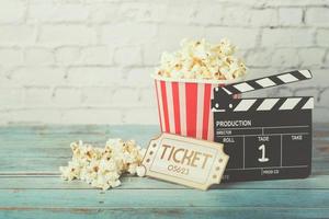 concetto di film cinematografico, popcorn e ciak foto