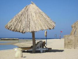 sdraiato sulla spiaggia foto