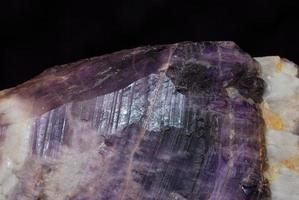minerale grezzo ametista viola brillante foto