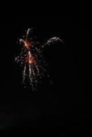 esplosione d'argento a fuochi d'artificio nella notte del nuovo anno foto