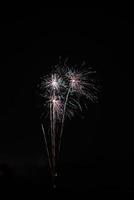 esplosione d'argento verde a uno spettacolo pirotecnico alla vigilia di Capodanno foto