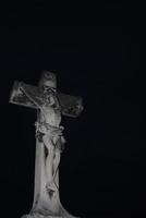 croce della chiesa nella notte foto