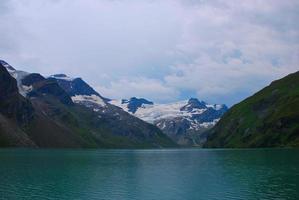 lago di montagna con nuvole foto