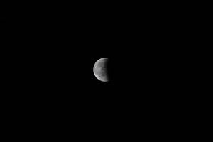 eclissi lunare sul cielo nero foto