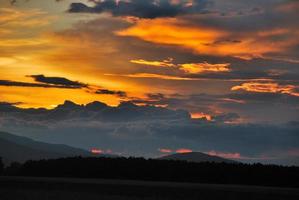 bel tramonto in montagna foto