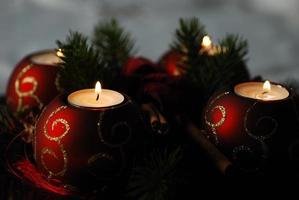 quattro candele dell'avvento decorate con colori luminosi per natale foto