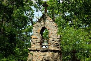 struttura della chiesa in pietra nel bosco foto