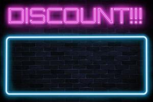 sconto con banner al neon cornice vuota. foto